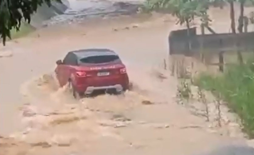 Família morre após Land Rover ser arrastada por enxurrada