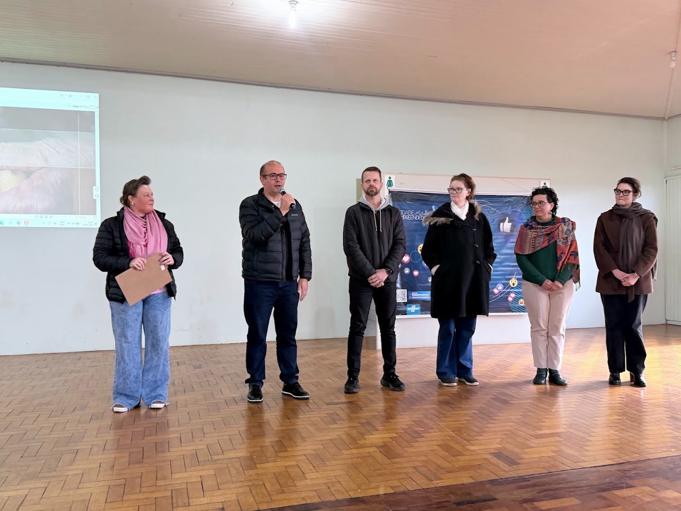 Pinhalzinho reúne 47 artesãos em avaliação que garante acesso à Carteira Nacional do Artesão