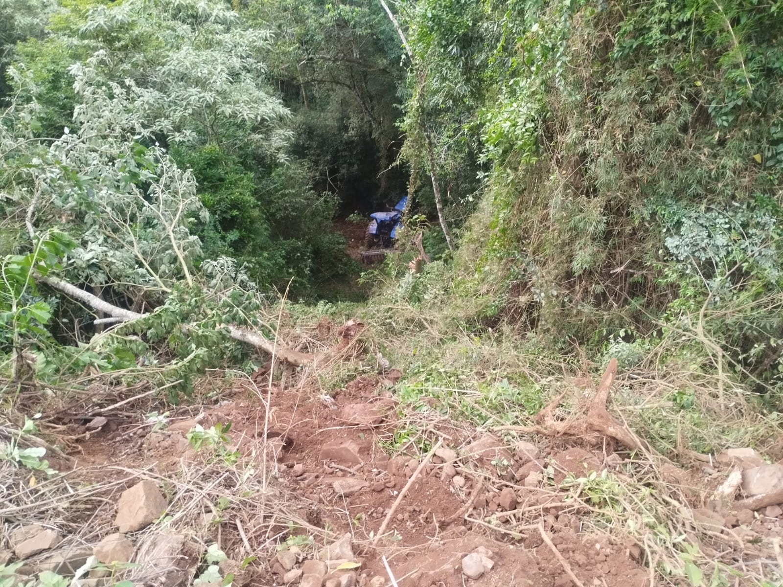 Vítima espera por horas até alguém perceber que caiu em ribanceira de 80 metros