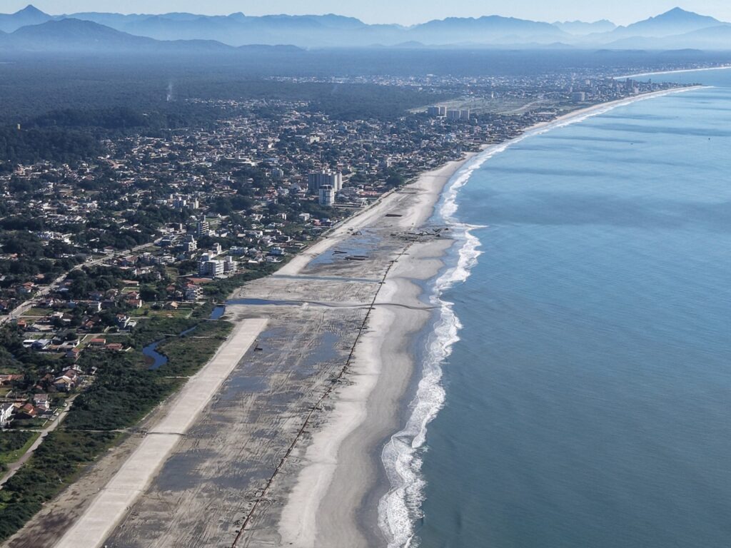Parceria entre portos amplia praia e aprofunda canal de Baía no litoral de SC