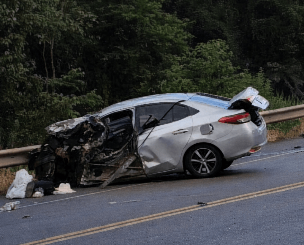 Automóvel fica destruído em colisão entre Saudades e Pinhalzinho