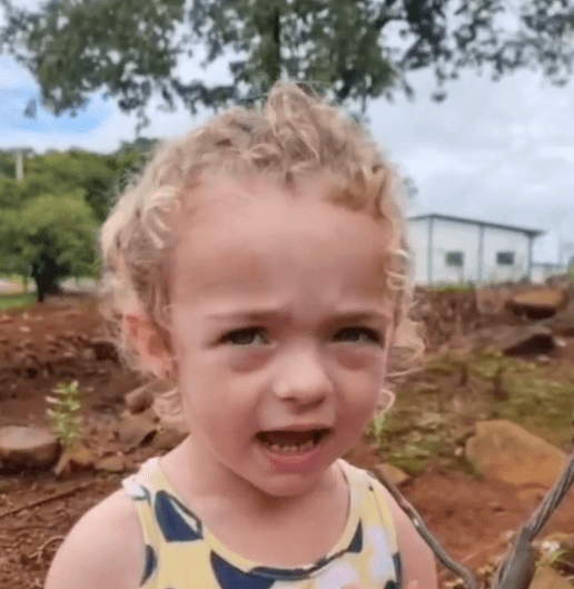 Garota encanta ao cantar música sertaneja dos anos 80