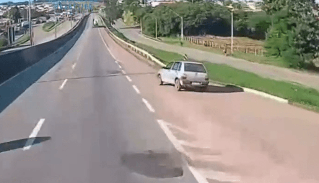 Uno entra na rodovia e causa susto em caminhoneiro
