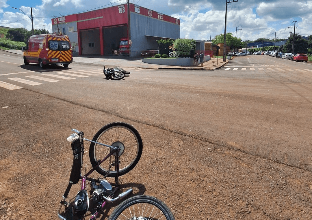 Dois jovens se machucam em colisão entre moto e bike motorizada