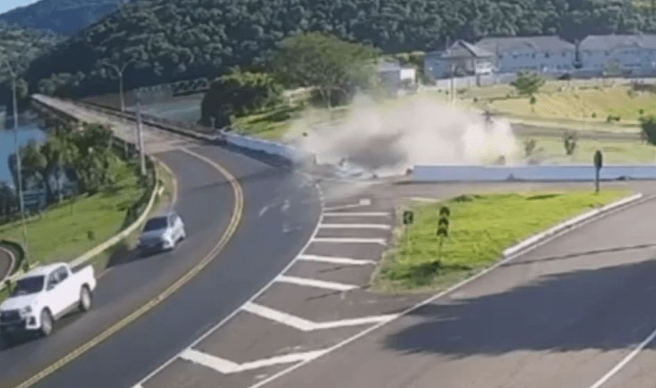 Caminhonete escapa de ser atingida por caminhão em Chapecó
