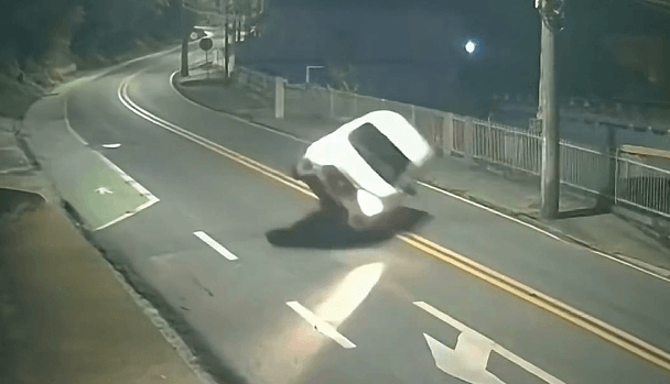 Condutor capota automóvel e segue viagem como se nada tivesse acontecido