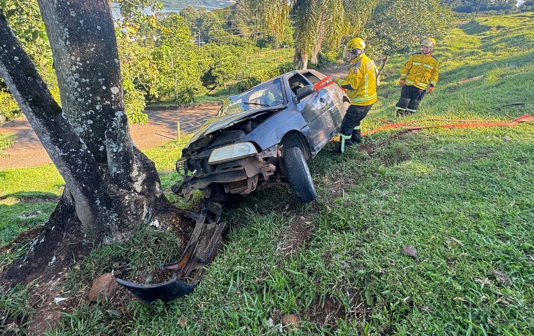 Gol fica a centímetros de despencar em barranco