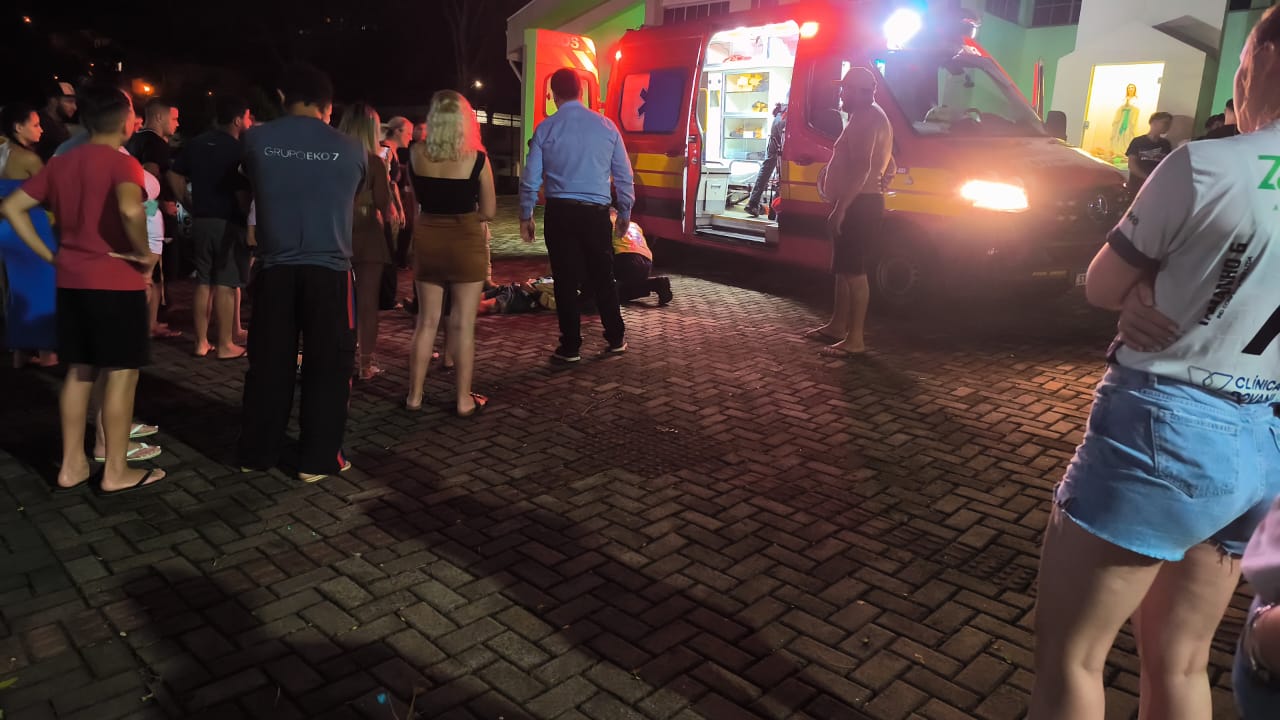 Homem é encontrado inconsciente na Praça de Nova itaberba com ferimento na cabeça