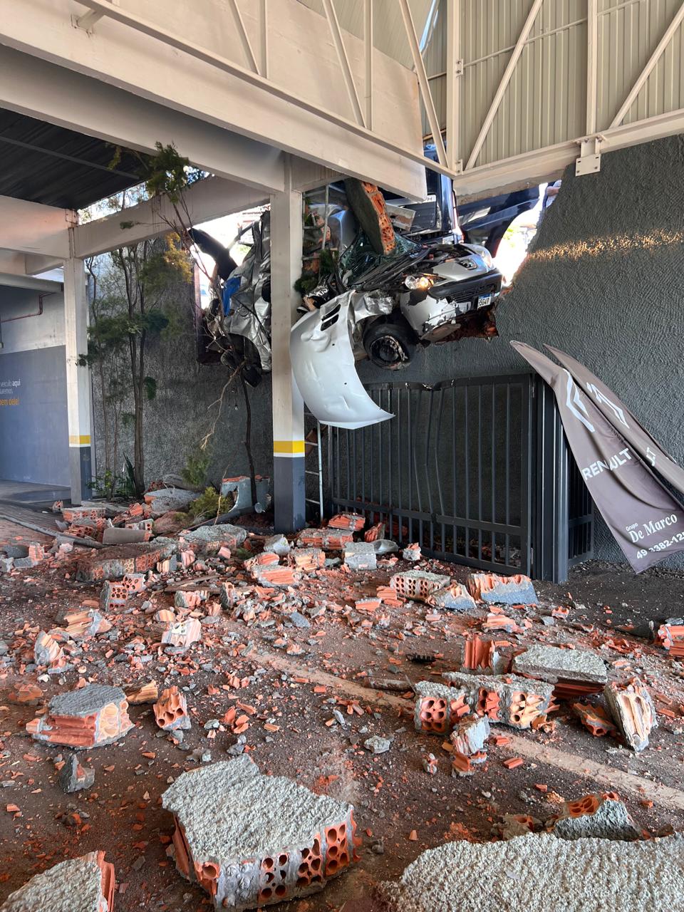 Carreta prensa e destrói Peugeot em Chapecó