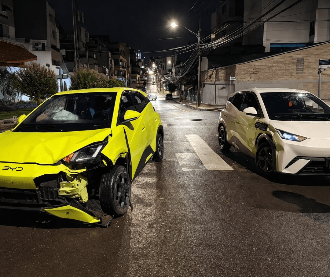 Acidente envolvendo carros elétricos deixa uma pessoa ferida