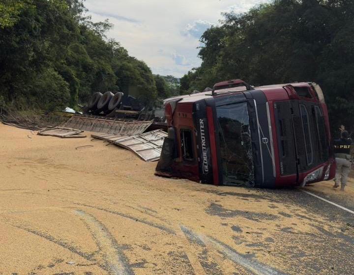 Moto e carreta colidem violentamente em Iraceminha