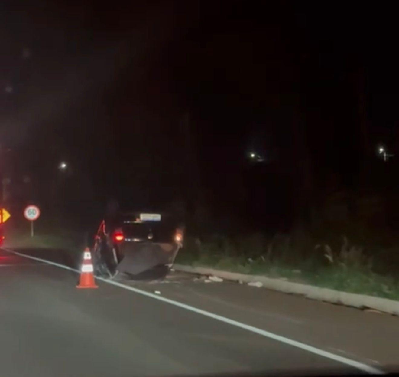 Carro bate em barranco e capota na BR-282 em Pinhalzinho