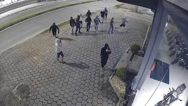 Ladrões invadem loja e fogem pilotando mais de 10 motos caras