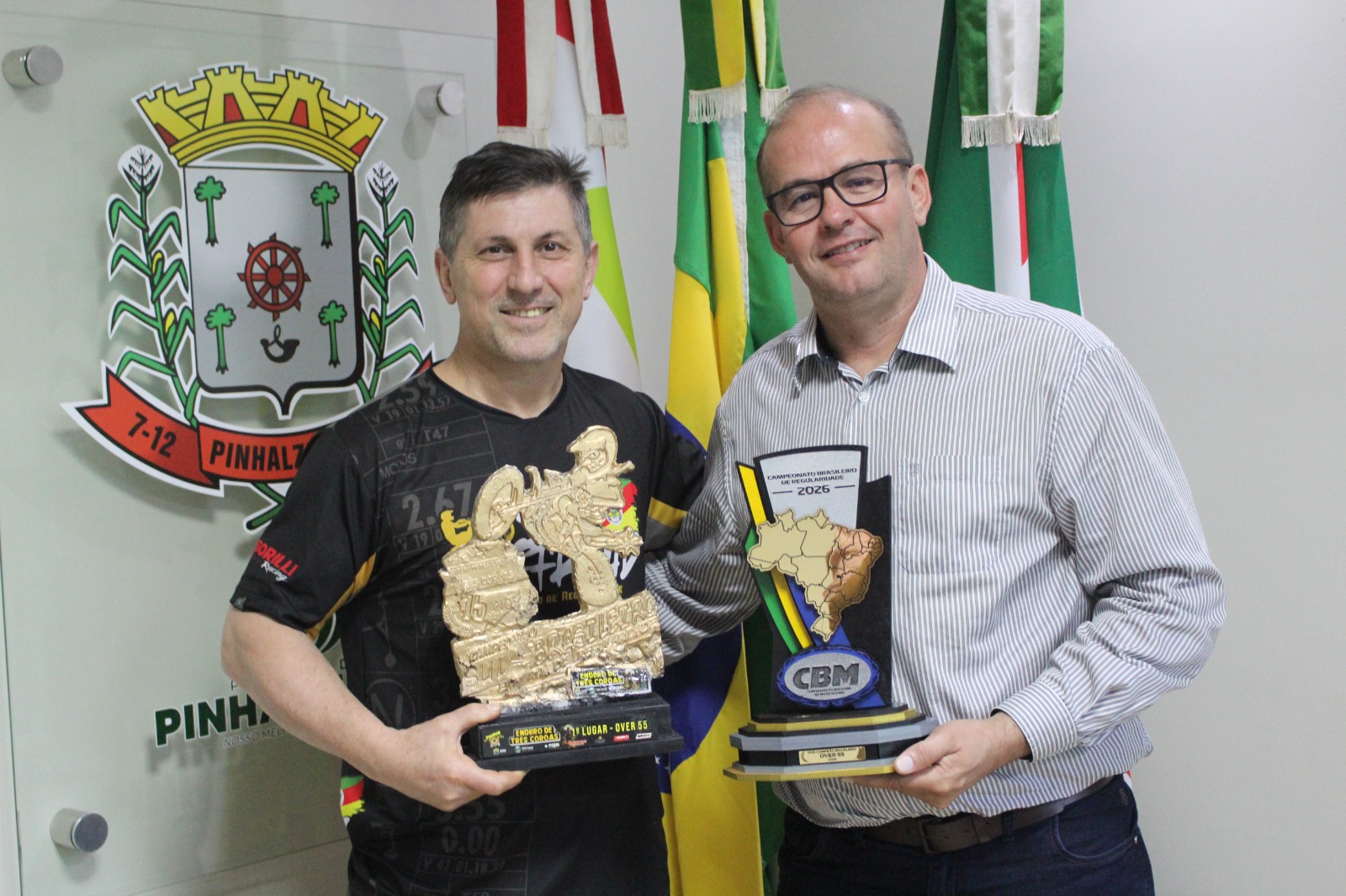 Bandeira de Pinhalzinho acompanha atleta em pódios e viagens pelo mundo