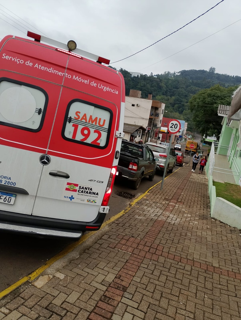 Estacionamento irregular em faixa de emergência dificulta atendimento do SAMU em Nova Itaberaba