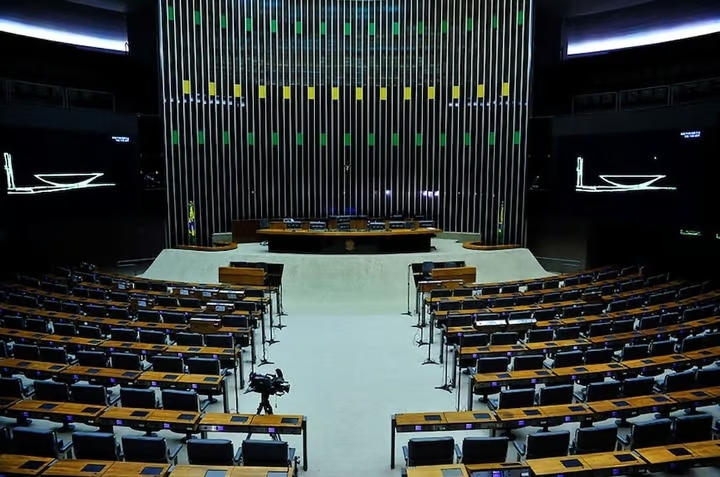 14 dos 16 deputados federais de Santa Catarina buscam reeleição em 2026