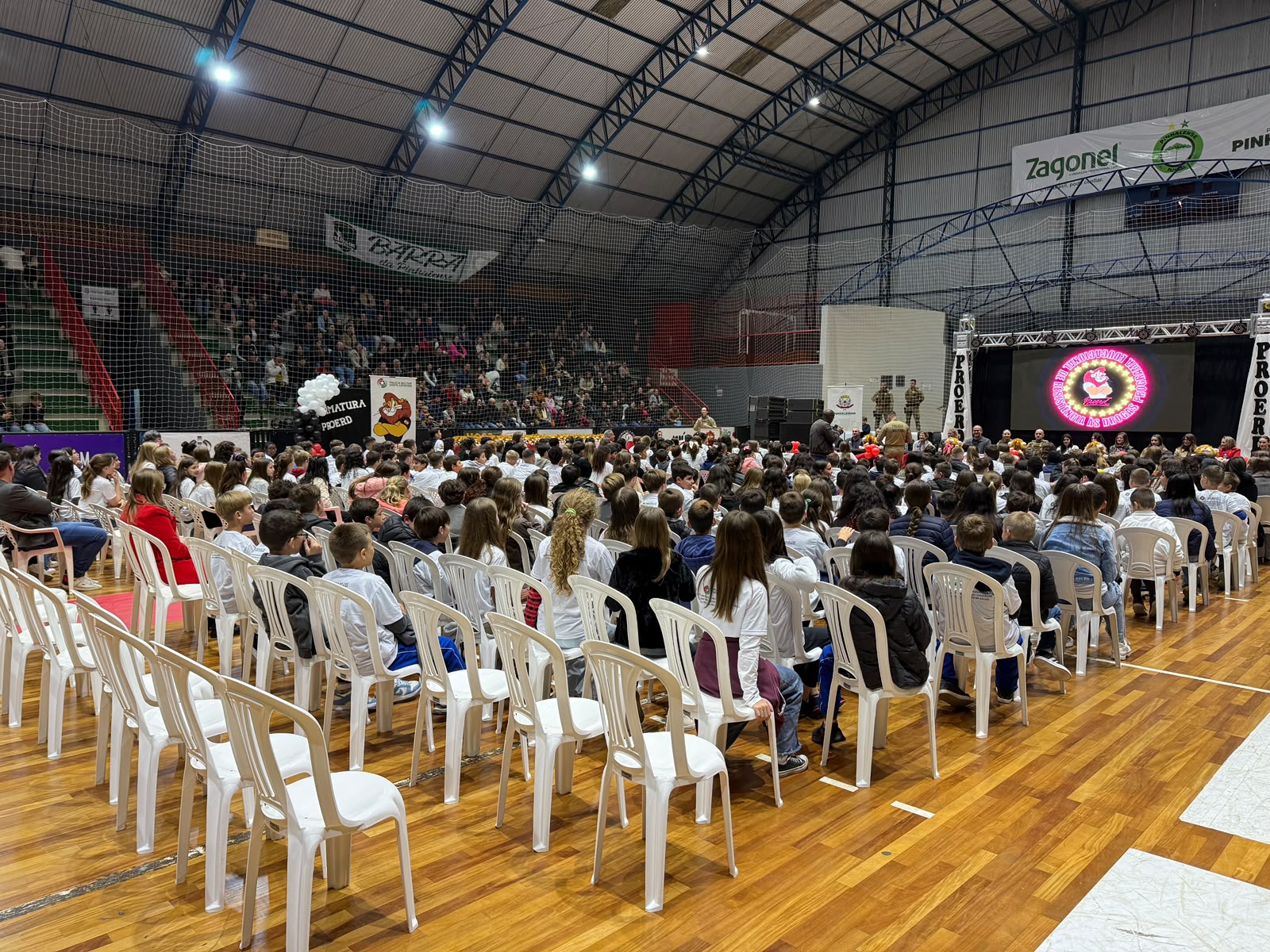 Mais de 320 estudantes participam da formatura do PROERD em Pinhalzinho