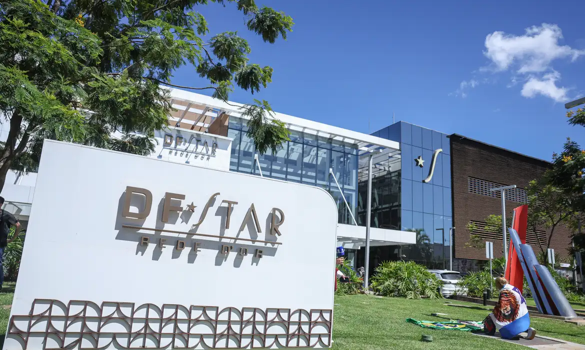 Recuperação de Bolsonaro avança após cirurgia e equipe médica destaca evolução positiva
