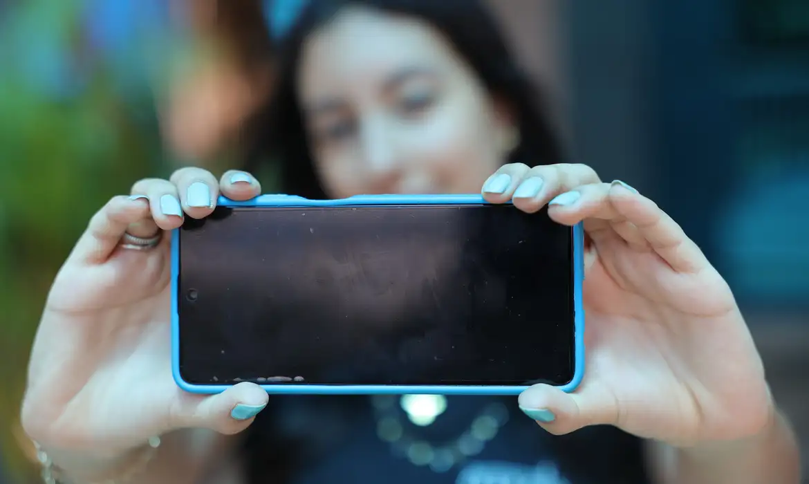 Pesquisa mostra que adolescentes reconhecem impactos da internet, mas ainda veem ambiente online de forma positiva
