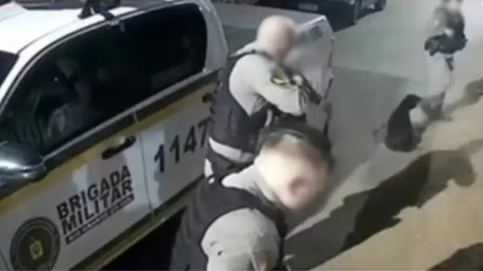 Policial atira em cão comunitário que chorava ao machucar patinha