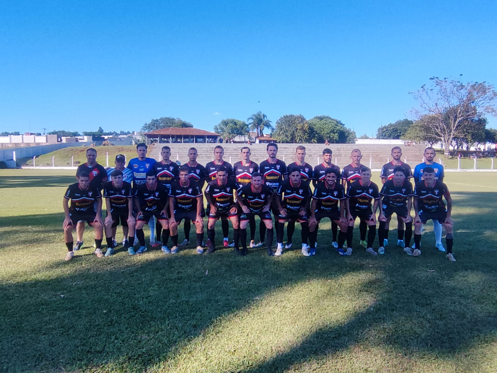 Ajap reage no segundo tempo, goleia fora de casa e segue líder do grupo