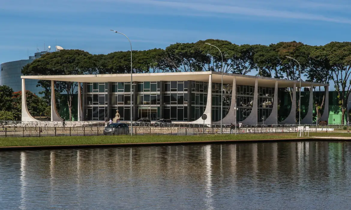 STF forma maioria para manter prisão de dono do Banco Master