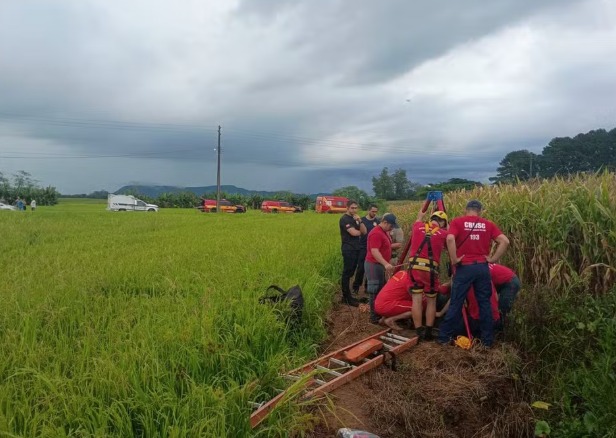 Adolescente e tio morrem afogados após serem sugados por sistema de drenagem em rio de SC