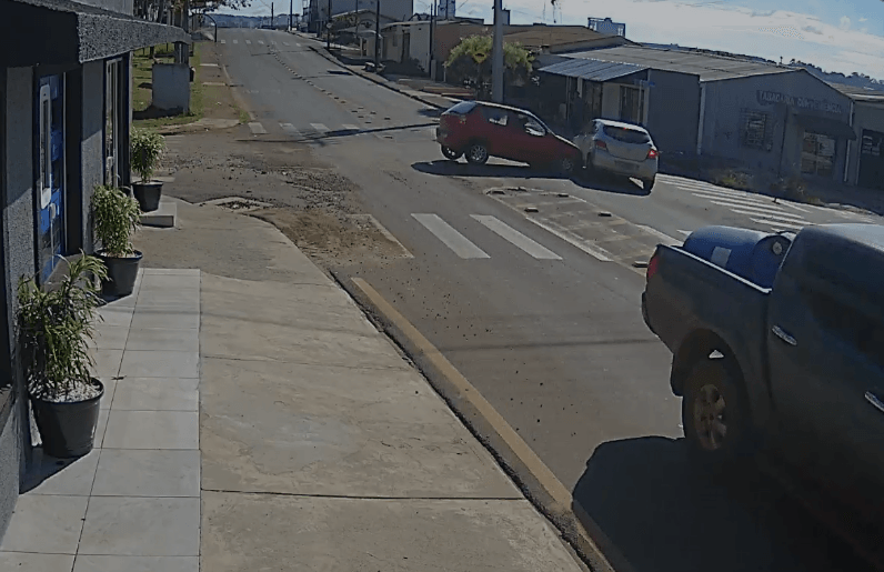 Onix invade calçada após batida e mata idoso em frente de casa 