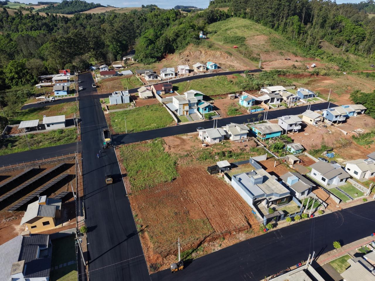 Modelo amplia investimentos em infraestrutura com pavimentação asfáltica no Bairro Belvedere