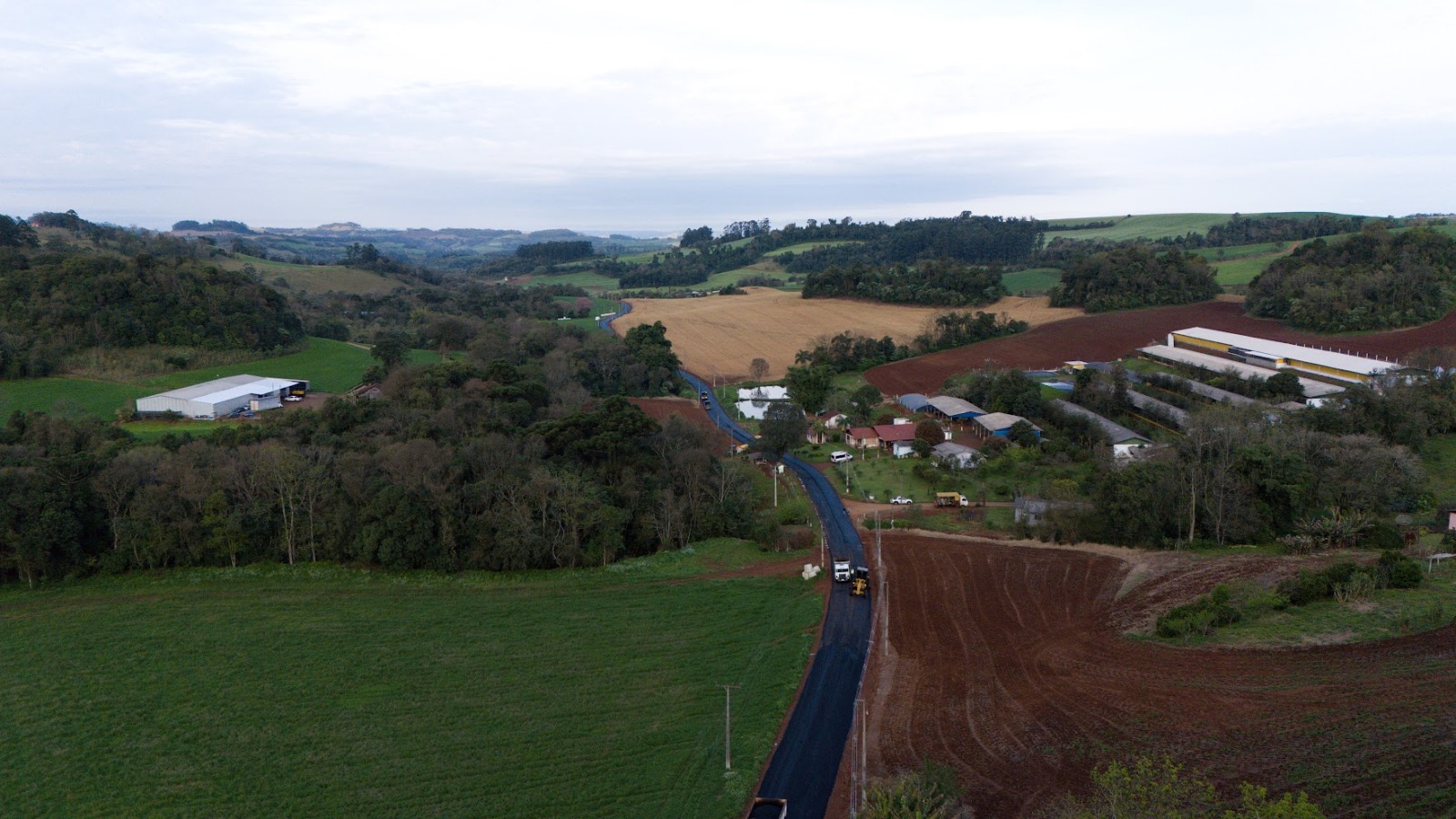 Prefeitura avança com asfalto e amplia infraestrutura na região da Linha Pio X