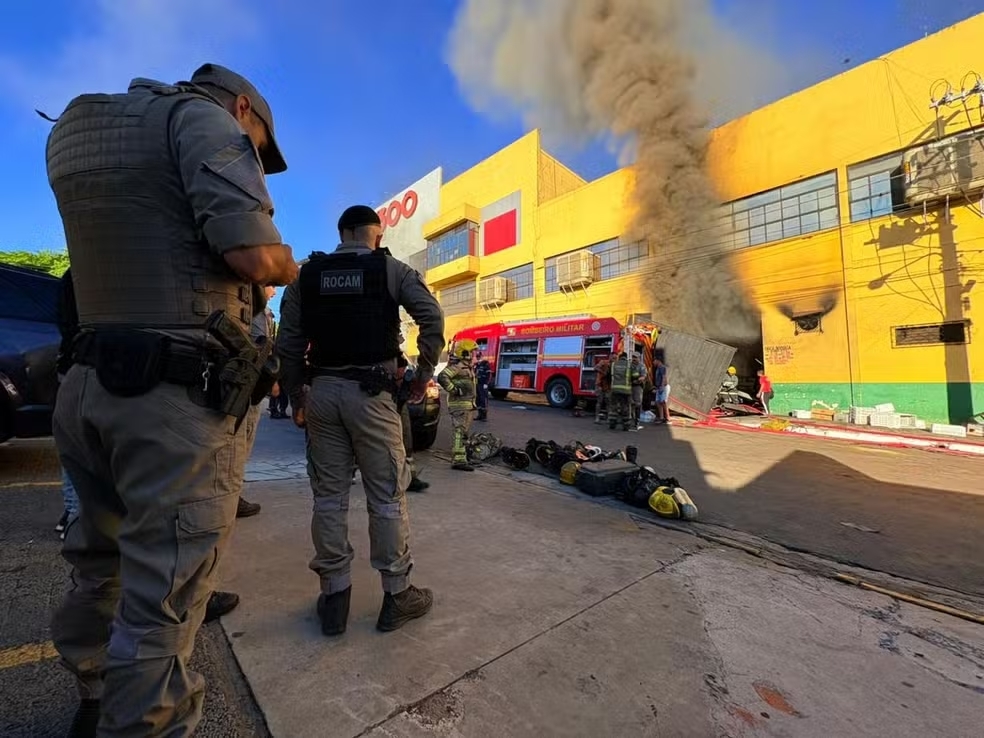Incêndio em supermercado deixa bombeiros feridos no RS