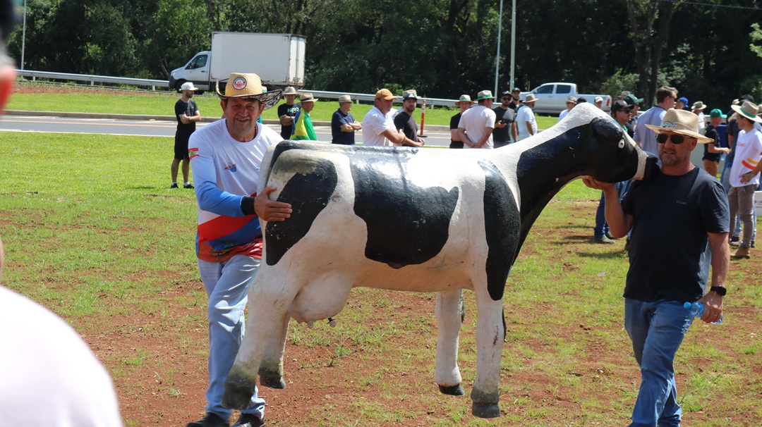 Manifestação pacífica de produtores de leite marca inauguração de elevado em Maravilha