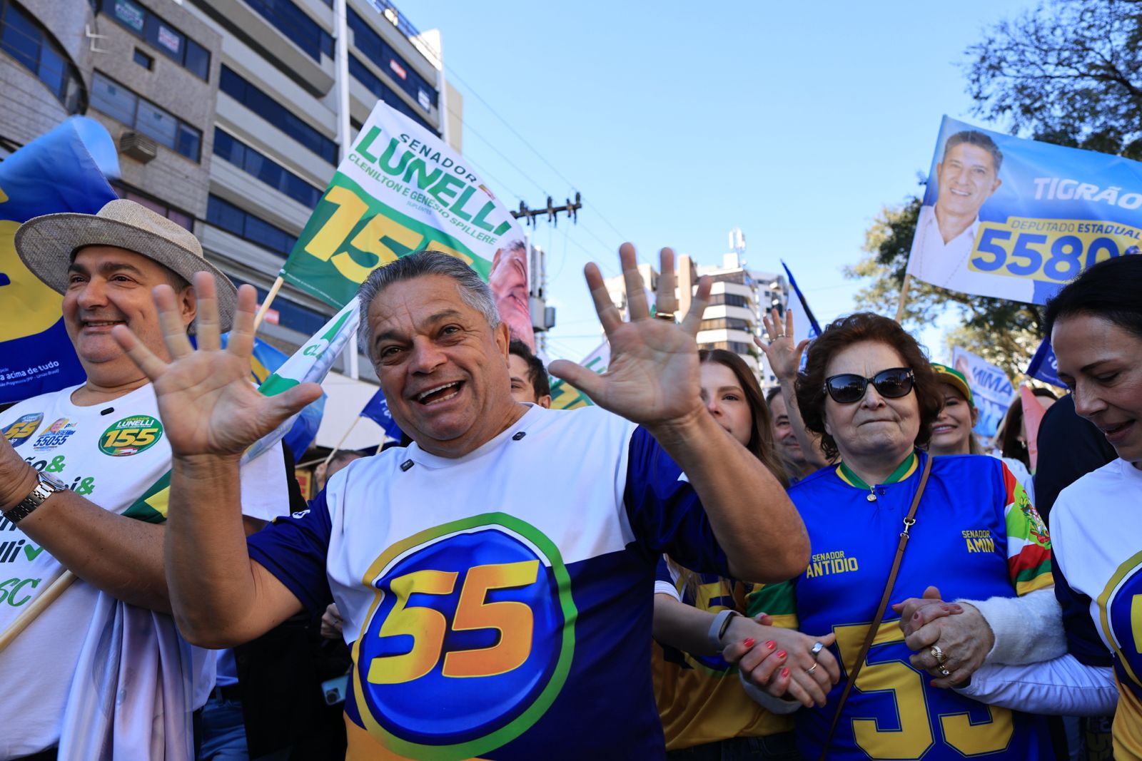 Com caminhada em Chapecó, João Rodrigues reúne milhares de pessoas no lançamento de sua candidatura