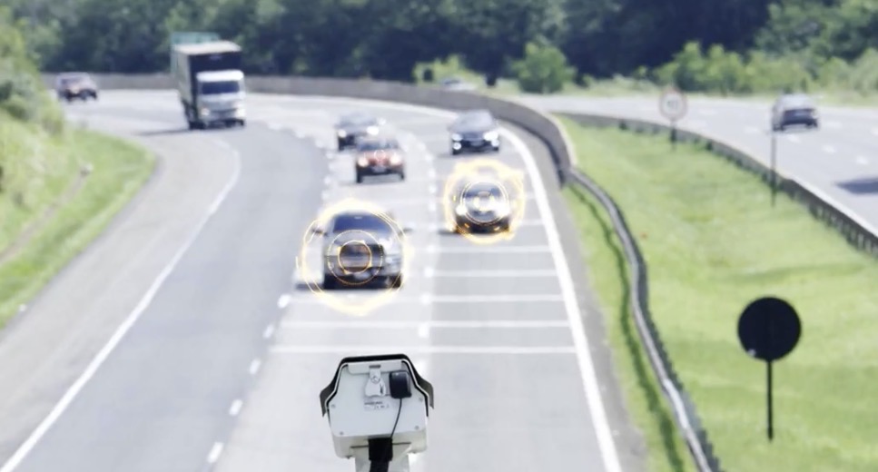 Radares "IA" identificam celular e falta de cinto a 300 metros longe
