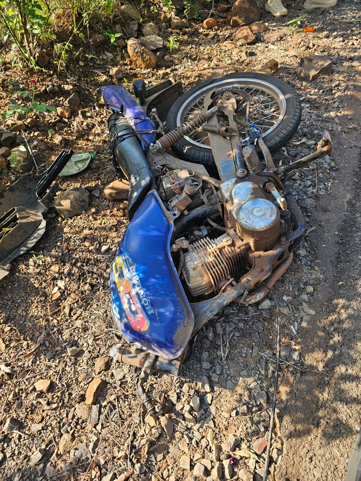 Moto parte ao meio no interior de Flor do Sertão