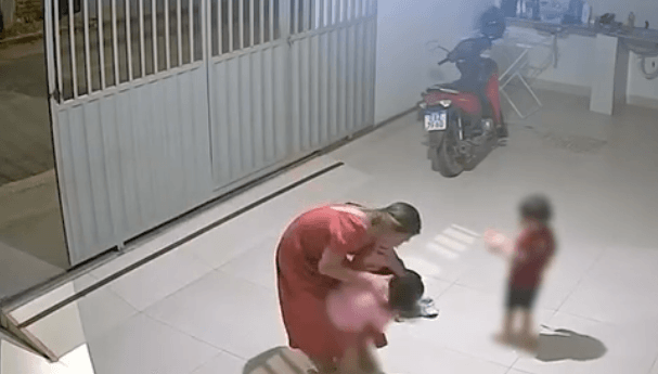 Mãe salva filha engasgada e evita tragédia