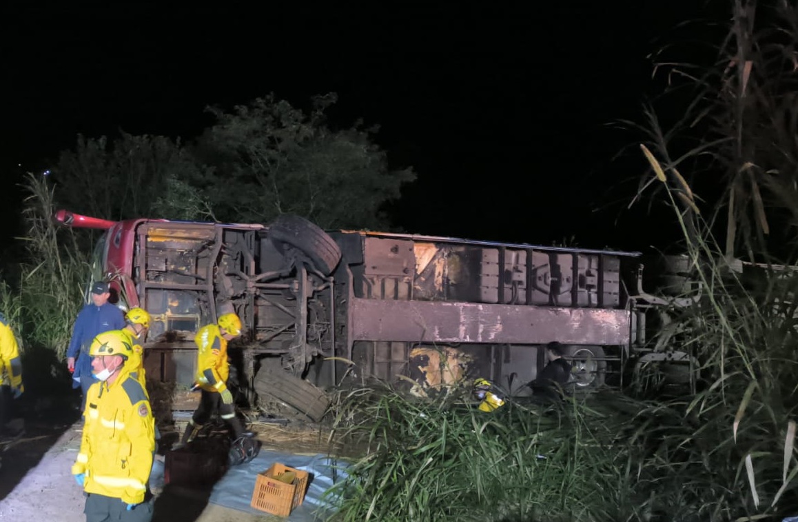 Criança é transferida de helicóptero após acidente com mais de 60 vítimas