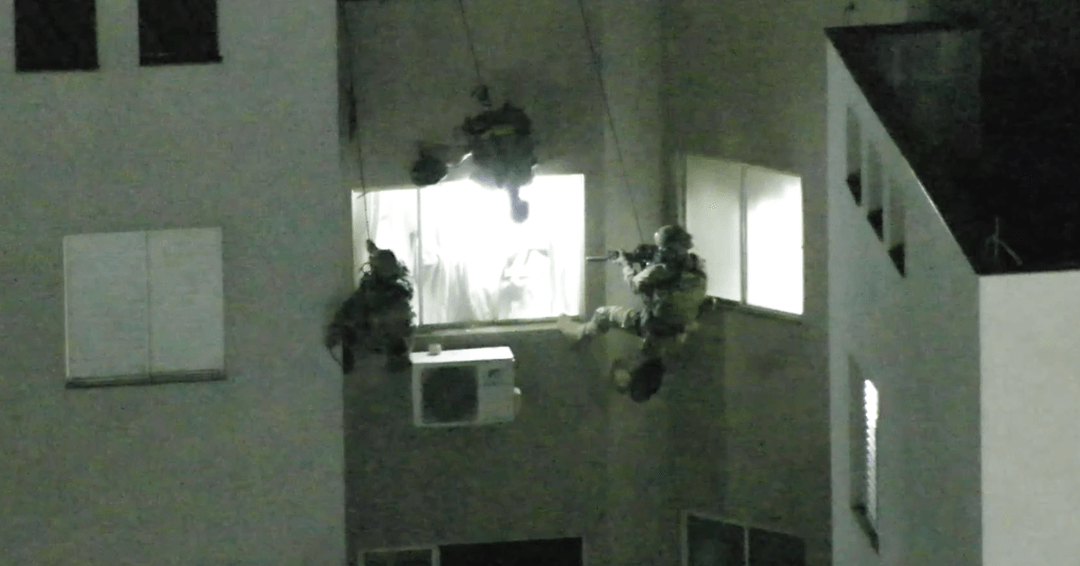 Após 12 horas de negociação, BOPE entra em apartamento e homem morre