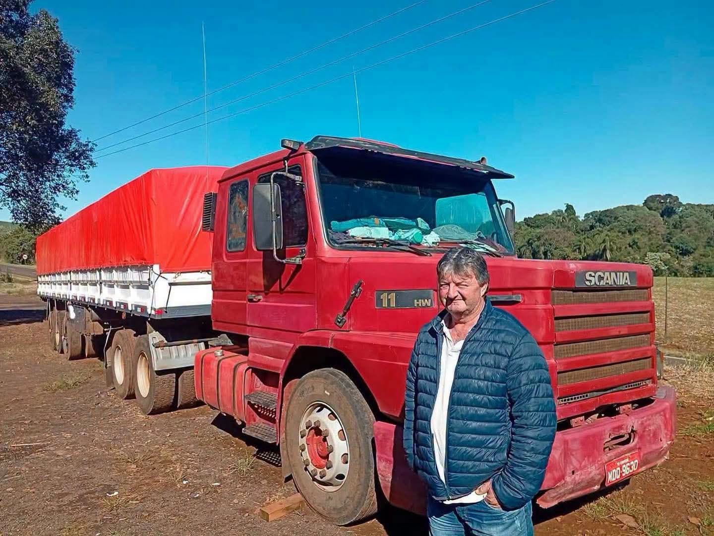 Sem pagar aluguel, caminhoneiro mora na cabine de Scania há 18 anos