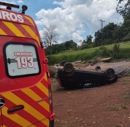 Homem fica ferido após carro sair da pista e capotar na SC-160, em São Carlos