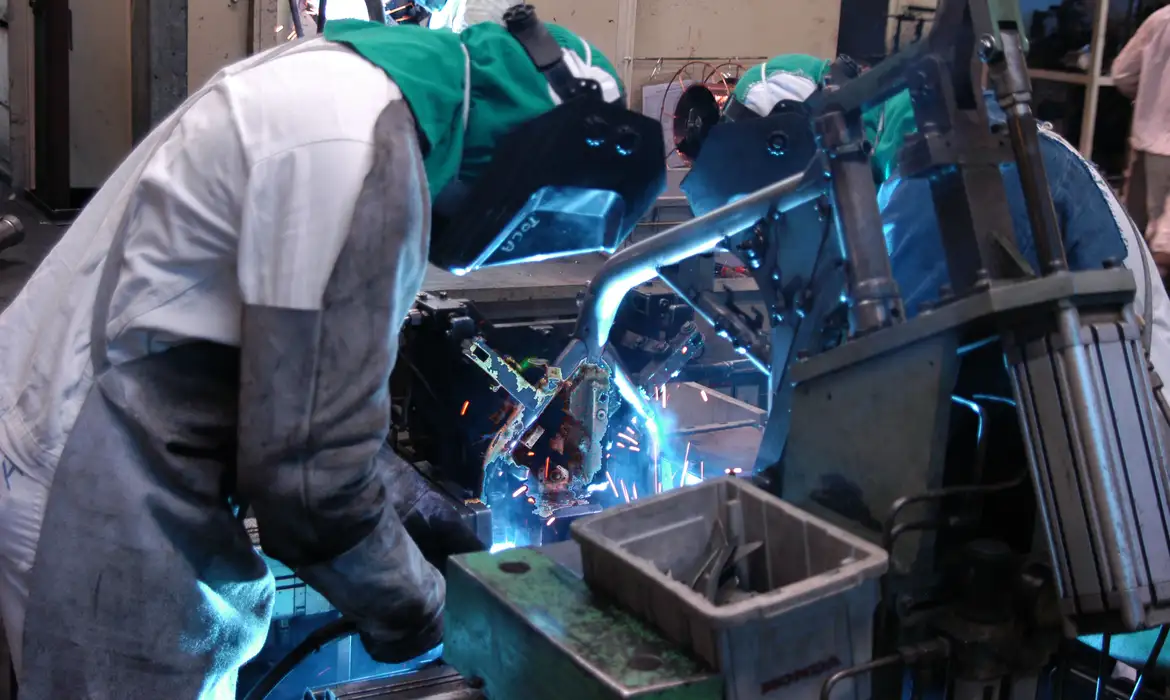 Governo recua em tarifas e zera imposto de quase mil produtos para aliviar indústria