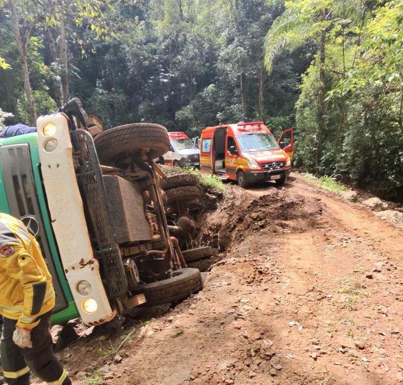 Resgate de caminhoneiro tem colaboração de retroescavadeira