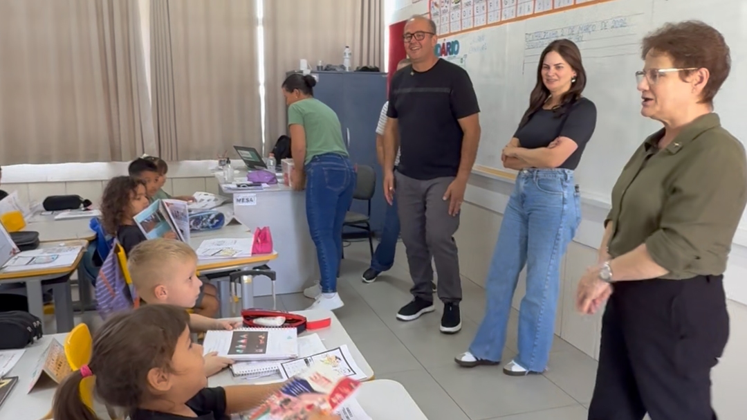 Pinhalzinho oficializa novo sistema de ensino e investe mais de R$ 1 milhão em material didático e formação