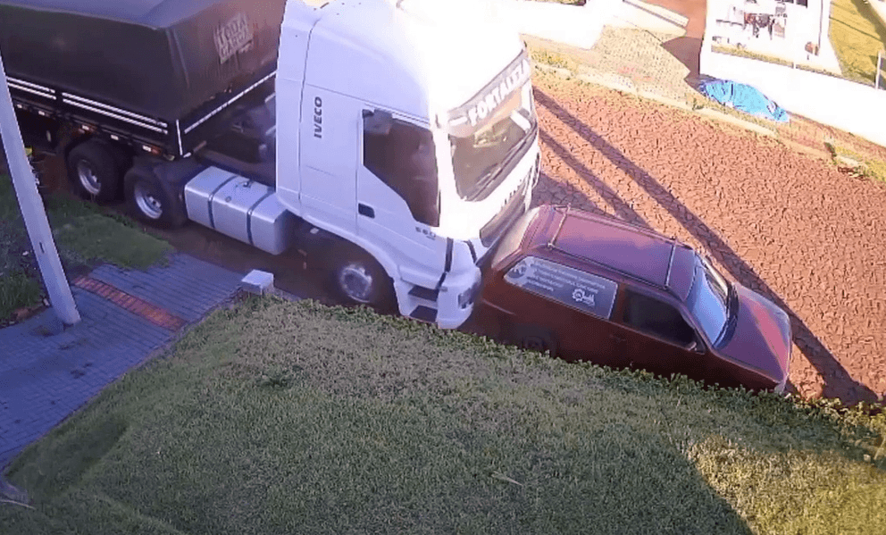 Iveco parado se movimenta sozinho e atinge veículo em Maravilha
