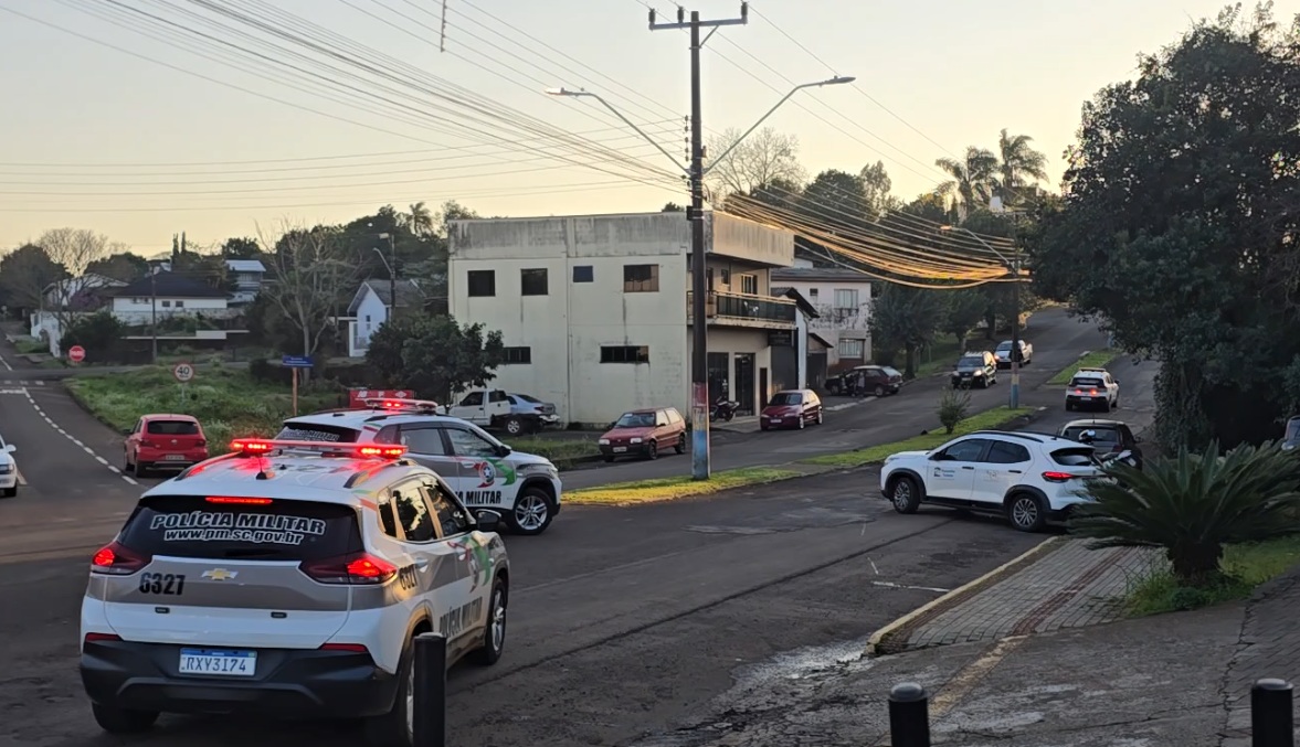 Adolescentes suspeitos de vários furtos recebem lanche em Campo Erê