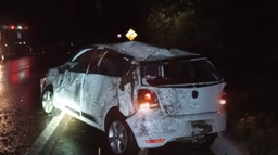 Polo capota em Saudades; ocupantes são socorridos às pressas