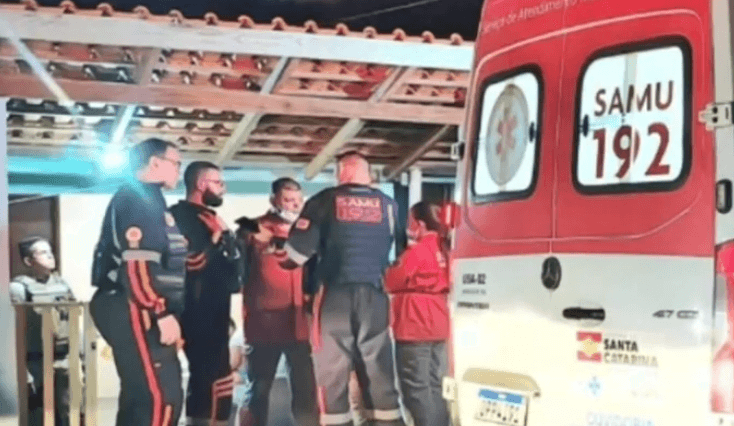 Mãe defende filhos e aplica "mata-leão" fatal no companheiro