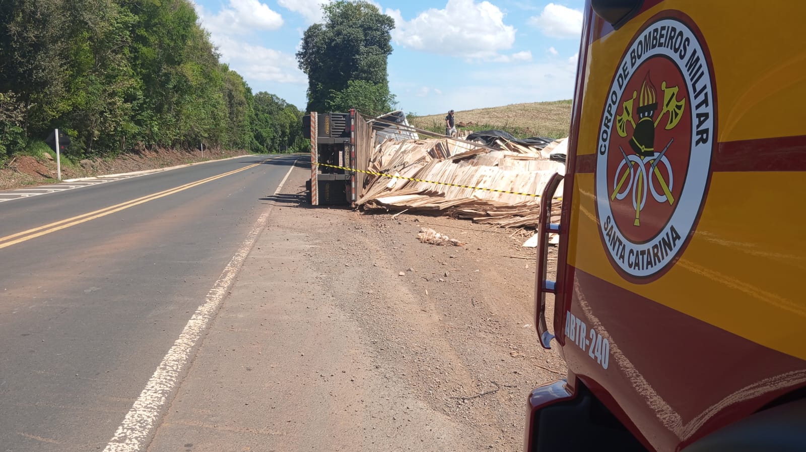 Caminhão carregado com laminado de madeira tomba na BR-282 em Saudades