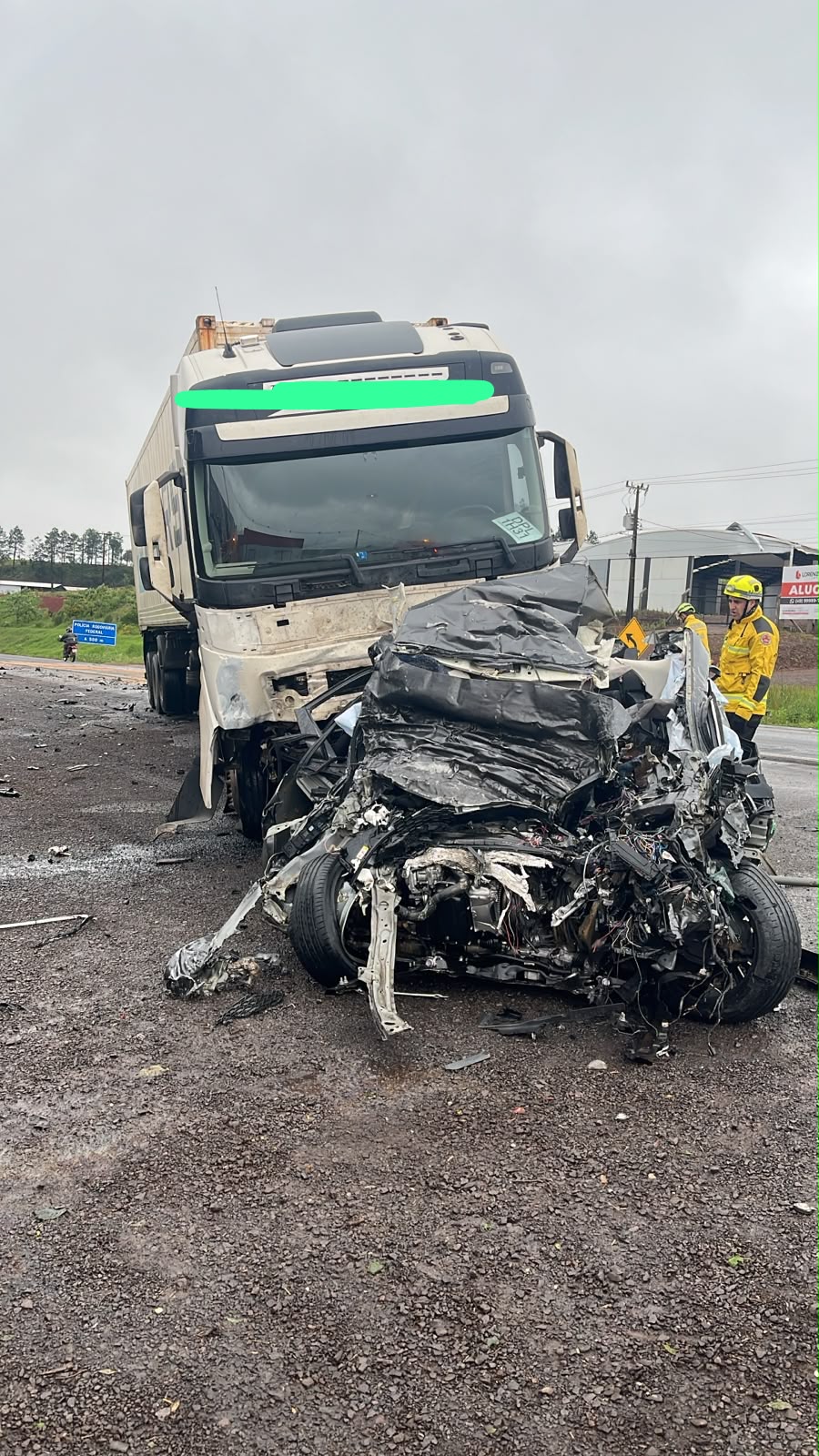 Colisão frontal entre carro e caminhão deixa uma pessoa morta na BR-282, em Xanxerê