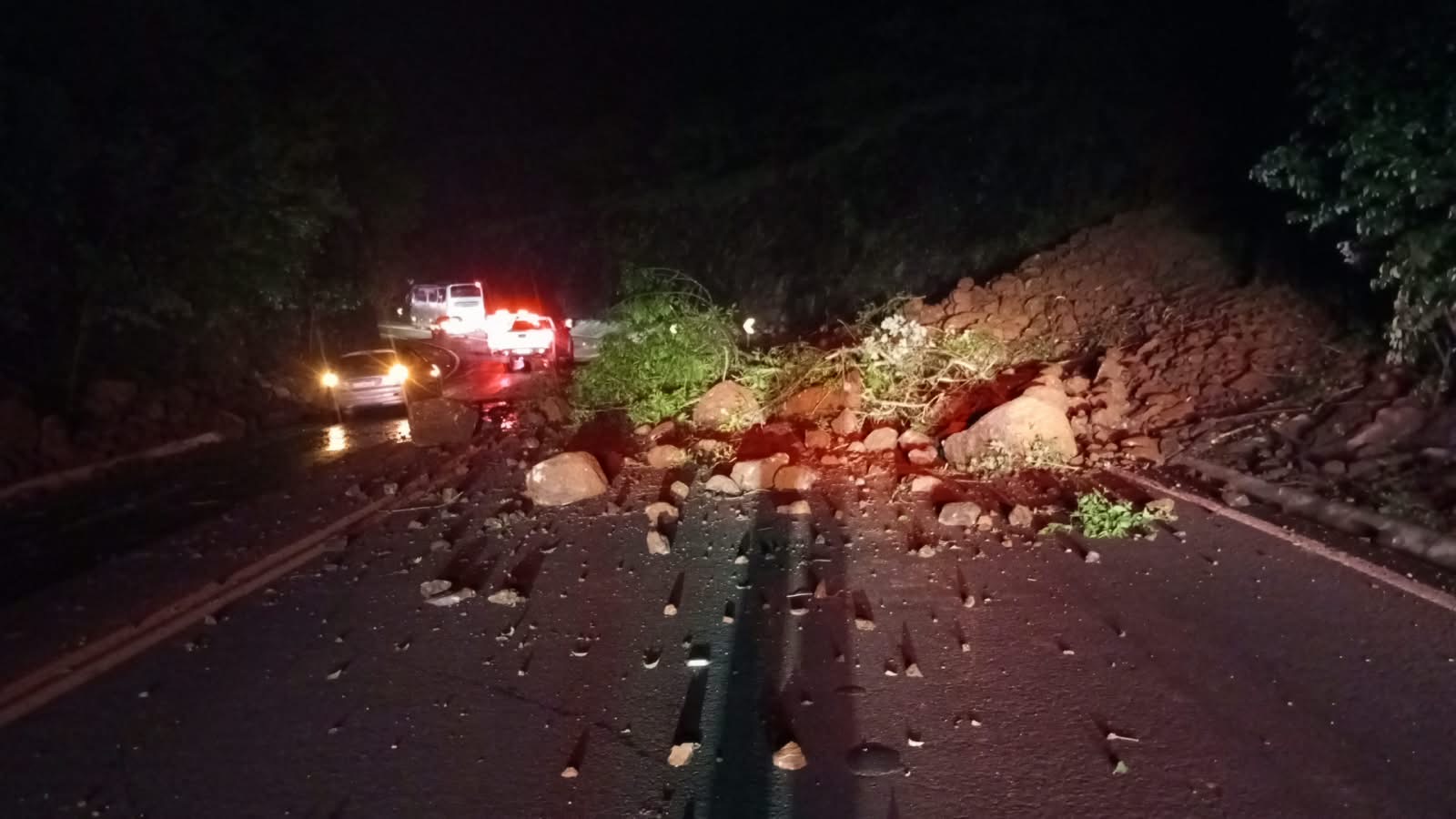 Terra, pedras e árvores bloqueiam quase toda a BR-282 em Nova Itaberaba